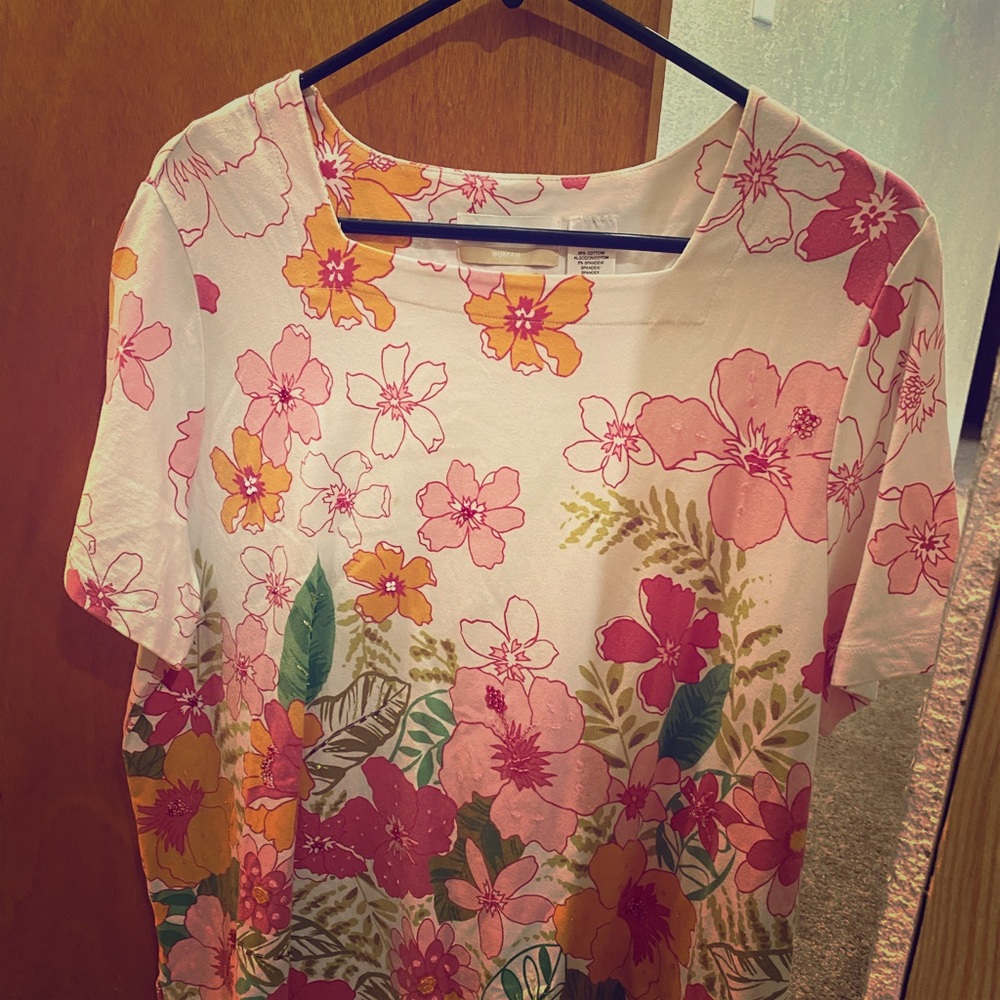 Shortsleeved floral top